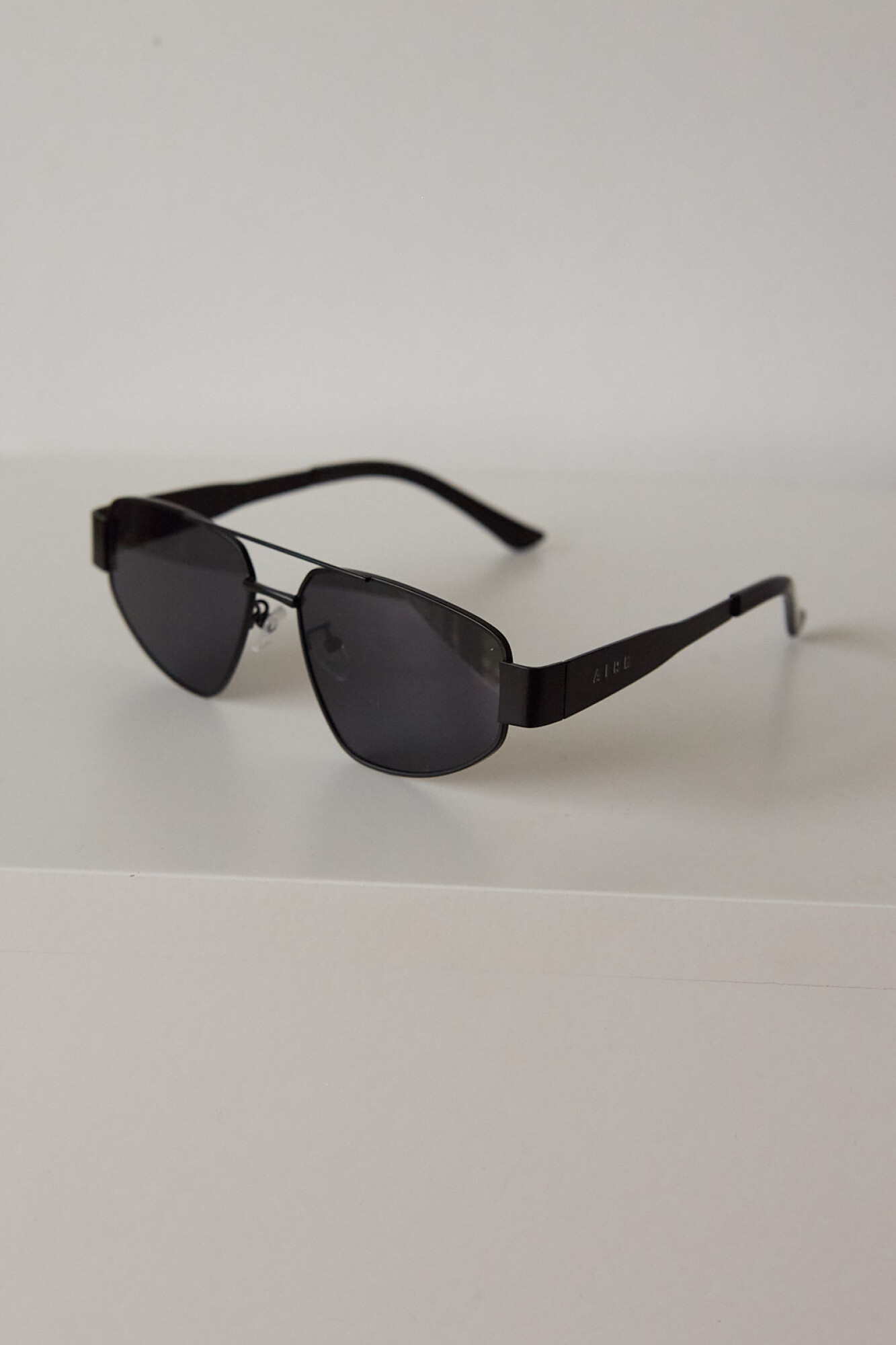 METAL TRIANGLE SUNNIES 